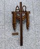 Kreuz aus Bronze mit Alpha und Omega